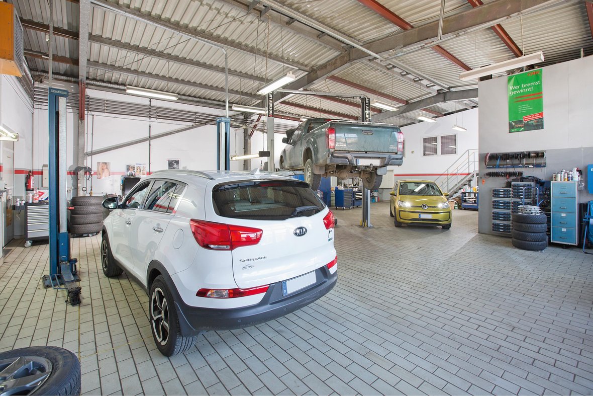 Verkaufshalle bei Auto Enders in Oelsnitz.